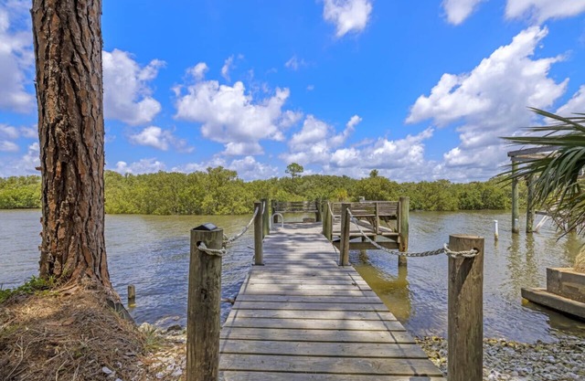 3 bedroom cabin on the Gulf that accommodates 8 guests & one pet. 3 Kayaks too.
