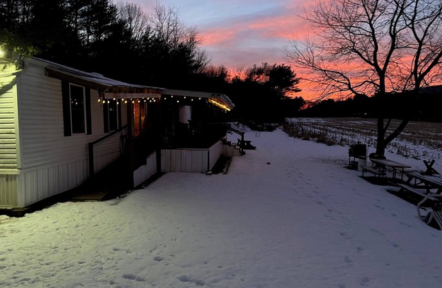 3-bedroom cabin with large, covered porch and WiFi. 23 miles from State College