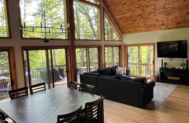 3-bedroom chalet next to skiing, hiking, boating and breweries