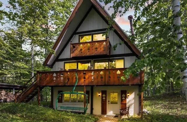 3-bedroom chalet plus XL loft & hot tub,next to NubsNob, sleeps 10