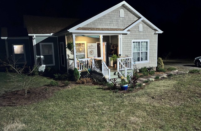 3 bedroom cottage home nestled in 9 acres. Minutes from 27 golf courses & PGA.