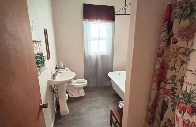 3-Bedroom Cottage, Peaceful setting, Close to Parks, 2 min. from Bell Theatre