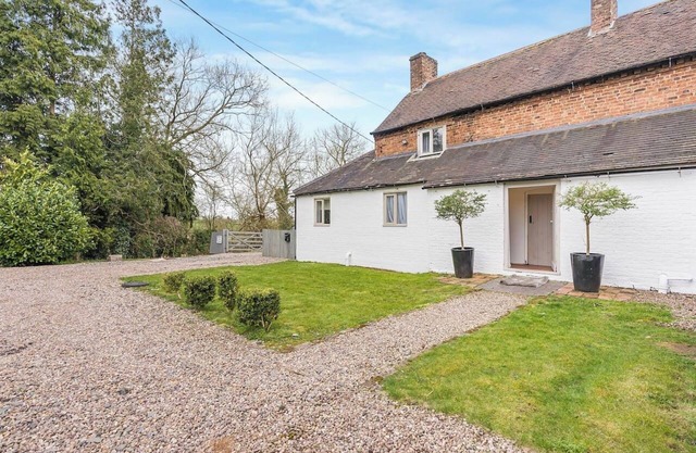 3 Bedroom Country Cottage with Private Garden
