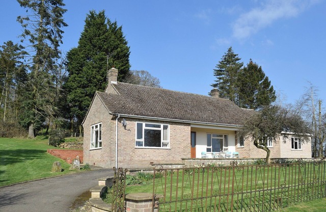 3 bedroom accommodation in near Chipping Warden