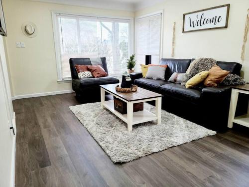 3 bedroom home in great area - Long stay discounts