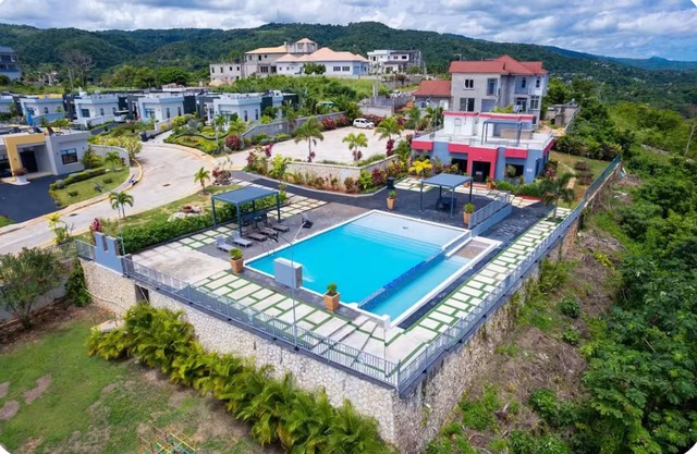 3-bedroom home with Hot water, Starlink WiFi, AC, 24 hour security in Ocho Rios
