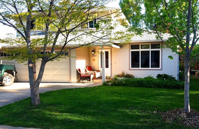 3 Bedroom Home with hot tub - Walking distance to everything - Quiet street