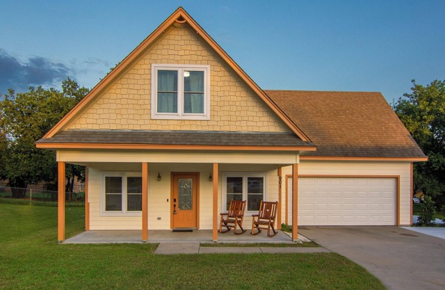 3 Bedroom House — 5 min Walk to Square!