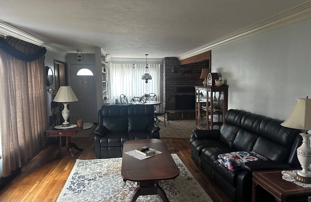3-bedroom house in delightful Grafton has AC, WiFi, close to Wellington, Oberlin