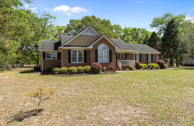 3-bedroom house in fabulous Eastover with WIFI, all you need is your clothes!