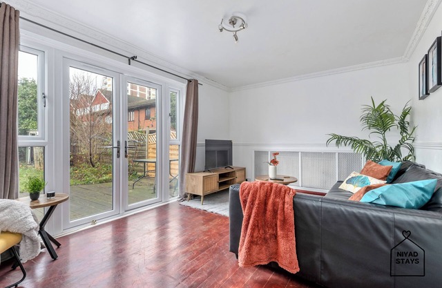 3-bedroom house in London near tottenham stadium with WiFi and parking
