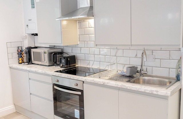 3 Bedroom house w/garden and free parking - Hampstead NW11