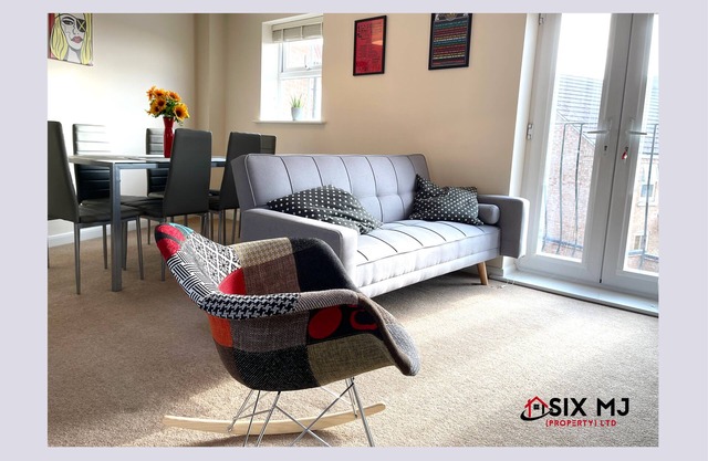3 bedroom house with private parking, near Rushden Lakes