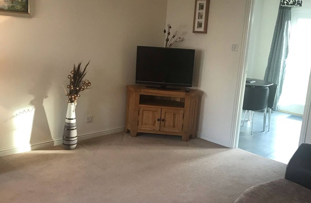 3 BEDROOM KINGSEAT HOUSE, GARDEN, PARKING AND FAST FIBRE WIFI