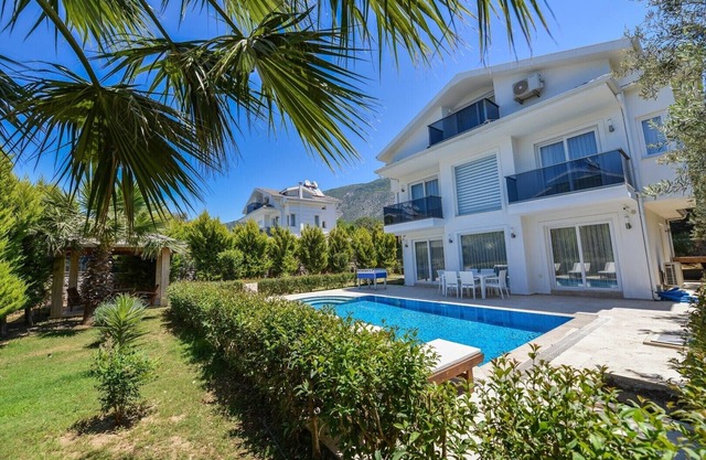 3 bedroom luxuary city villas in oludeniz for rent with private pool and garden