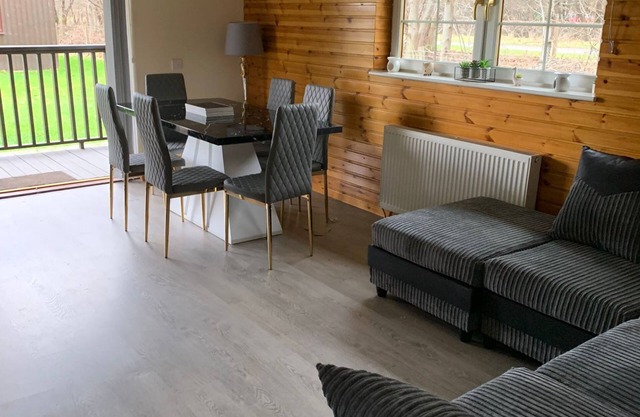 3 bedroom luxury lodge with private hot tub
