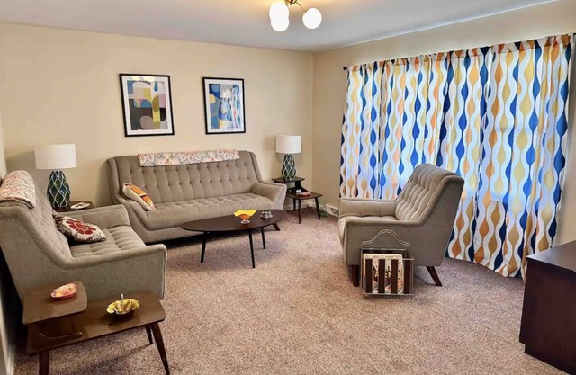 3 Bedroom Minutes to Historic Downtown