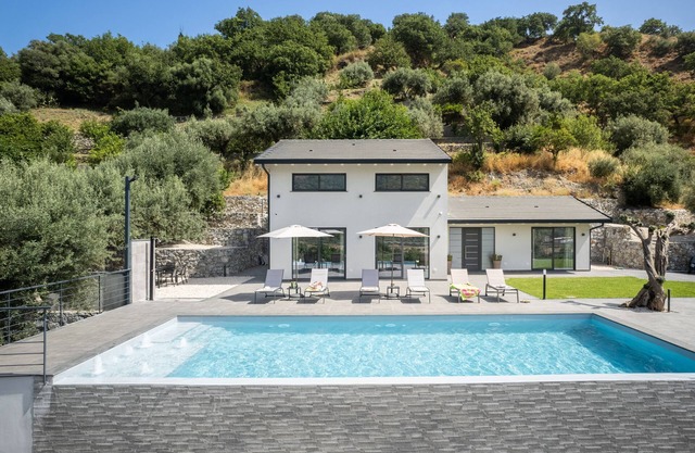 3 Bedroom Modern Villa, Pool, Savoca, East Sicily