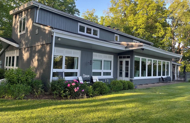 3-bedroom. Park-like private setting. Pool. 40 min from Oakmont, PA US Opener.