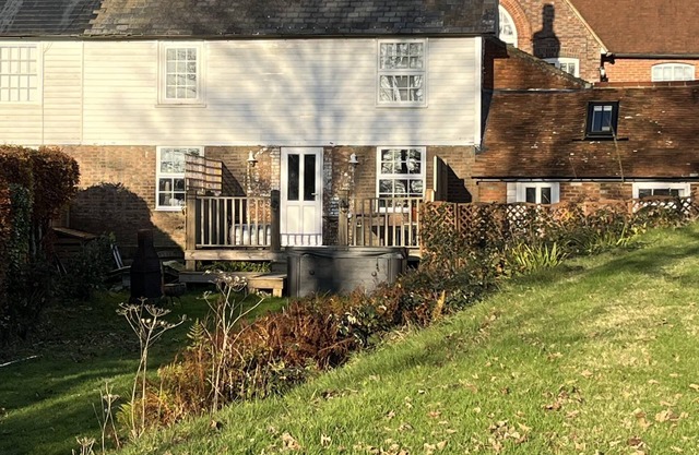 3 bedroom Quirky Luxurious Cottage With Hot Tub