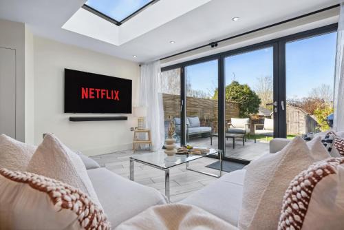 3-Bedroom Stylish Stunning Central & Open Plan Home, Sleeps 6 with Private Off-Road Parking and Private Garden - LONG TERM SPECIAL OFFER! - by Blue Puffin Stays