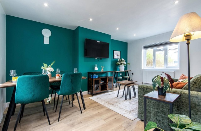 3 Bedroom Terraced House in Beeston Ideal for Corporate Stays