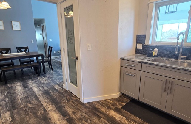 3-bedroom townhome walking distance to Highschool and Lions Park