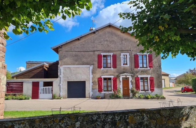 3-bedroom/two-bathroom house in the countryside