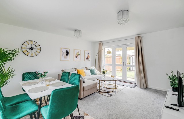 3 bedroom Villa Car parking close to Town centre Airport Birdwatching Walk paths