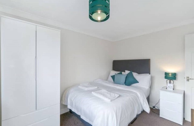 3 Bedroom W/Private Free Parking and Large Garden