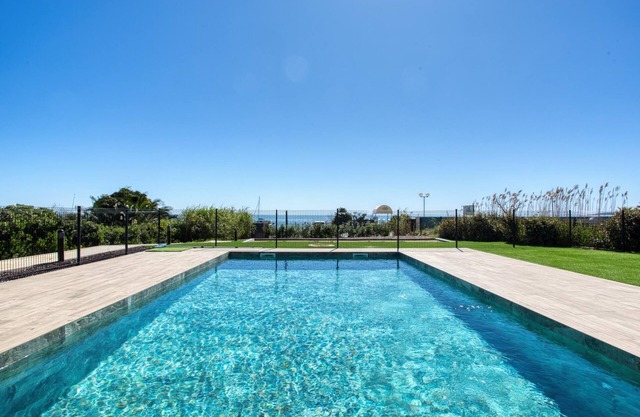 3 bedrooms | 180° sea view | 2 min town center | swimming pool