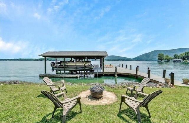 3 Bedrooms, 2 Flex Rooms, 3 Bathrooms! Lake Therapy offers a great, waterfront house on an AMAZING