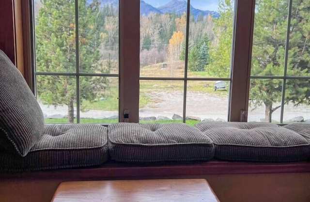 3 Bedrooms Plus Loft & Den. Sleeps 10 Adults