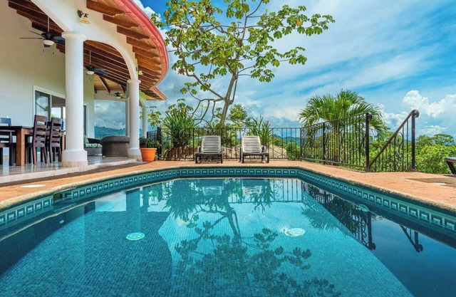 3 bedrooms-sleeps 7. Ocean views. Ojochal.