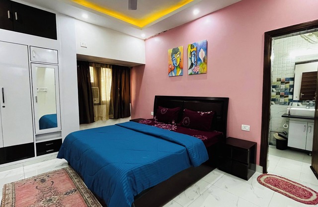 3-BHK apartment in New Delhi with WiFi, AC at a 15 min distance from IGI Airport