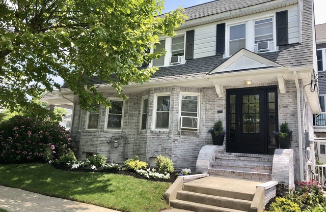 3 Blocks to 🏖 King Bed, Private Patios, Parking