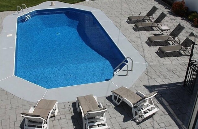3 Blocks To The Beach And An In Ground Pool
