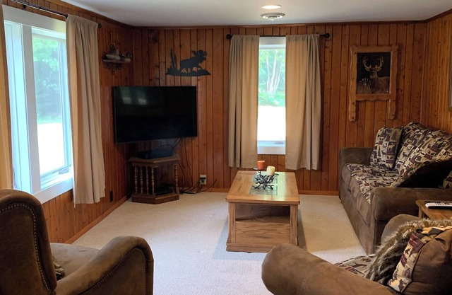 3 BR 2 BA Sleeps 11-Beautiful & 1/2 mile from trails, close to all sights, Wi-Fi