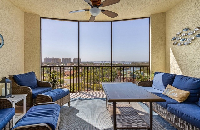 3 BR 2 BA with AMAZING 8th Floor River & Gulf View!