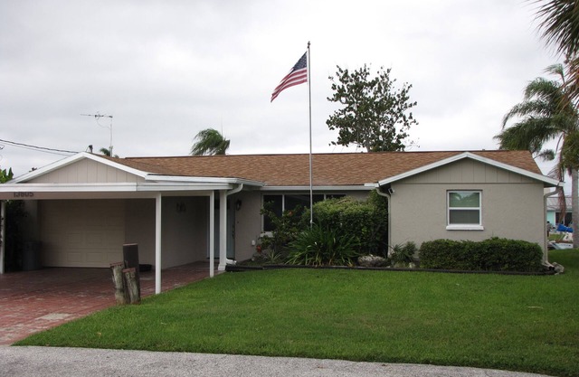 3 BR 2 Bath Salt Air Retreat on Deep Water Canal Minutes to the Gulf