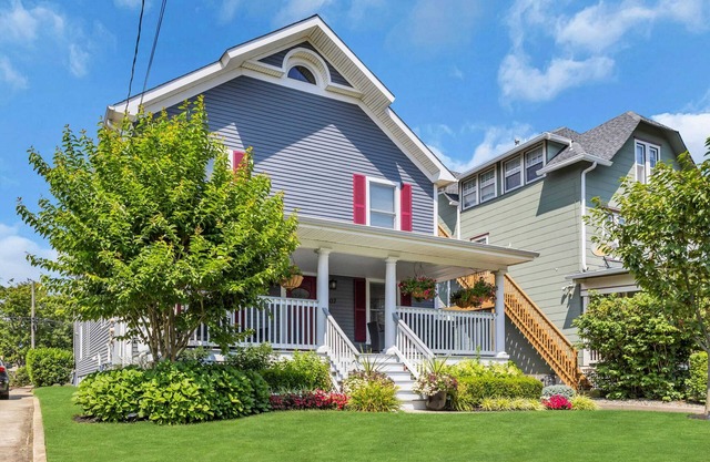 3 BR Apt, 2 Blks to Bch, Parking and Beach Passes!
