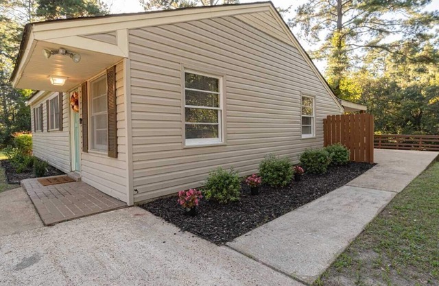 3 BR Nature Escape w/Large Yard + Home Office