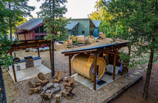 3 Cabins w/Sauna, Hot Tubs, Pickleball, & Golf!