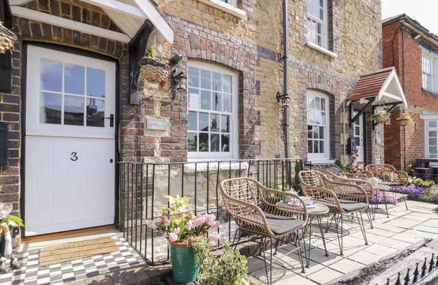 3 CANALSIDE COTTAGES, pet friendly in Roade
