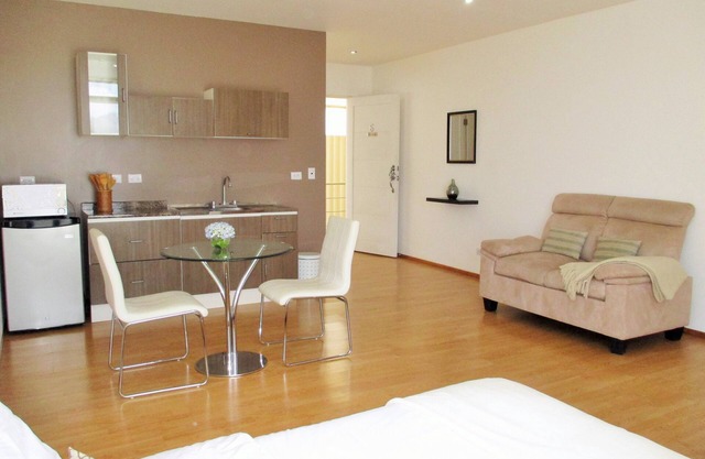 3 CedarCats Short Stay Apartments