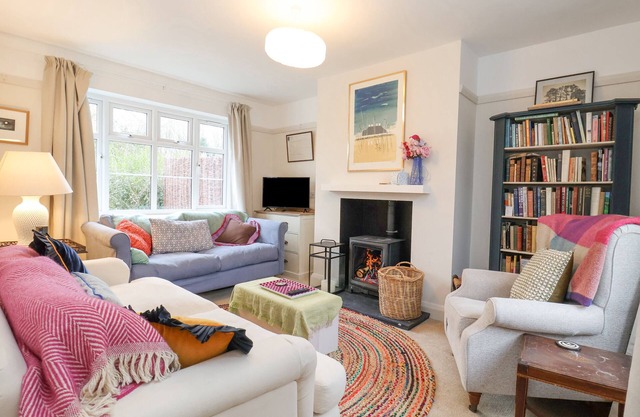 3 CHANTRY COTTAGES, family friendly, with open fire in Woodbridge
