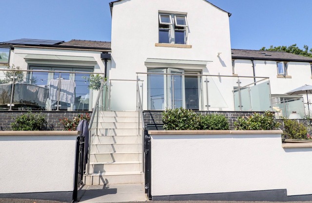 3 CLOUGH COTTAGES, pet friendly, with a garden in Hurst Green