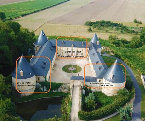 3 Gîtes avec piscine au Château de Charbogne