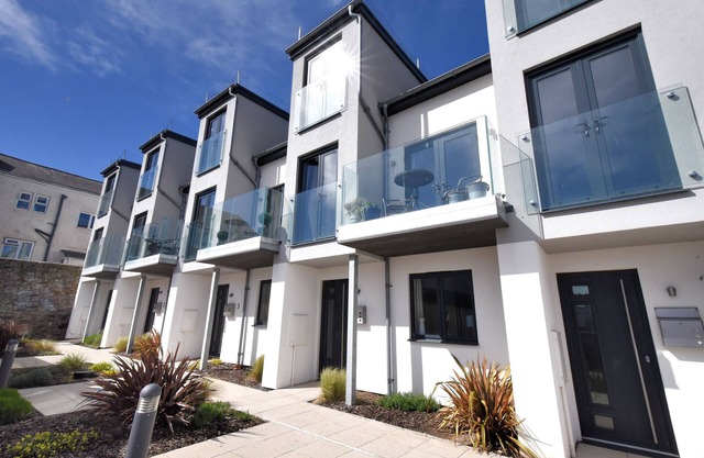 3 GROVE MEWS, family friendly, with a garden in Seaton, Devon