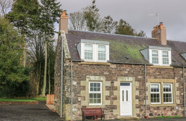 3 HOSELAW FARM COTTAGES, character holiday cottage in Kelso